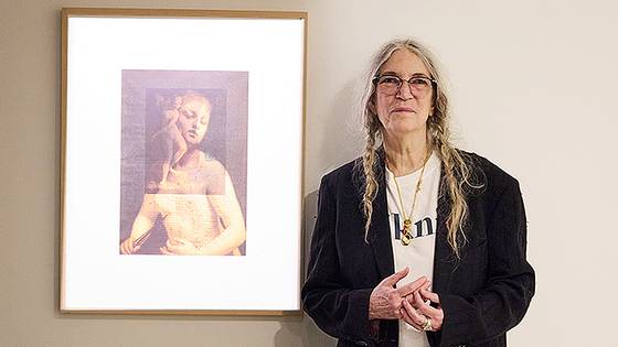 긴 백발을 양갈래로 땋은 패티 스미스(79)가 전시장에 섰다. 베니스 영화제 레드 카펫에서도, 본인의 콘서트 무대에서도 같은 모습이다. 사진 piknic