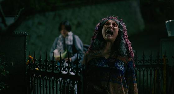 영화 '사유리'에서 가족의 몰살을 목격한 뒤 치매에서 각성한 할머니 하루에(네기시 도시에)는 원귀에 대한 복수를 계획한다. 사진 트리플픽쳐스