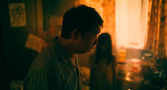 영화 '사유리'의 한 장면. 원귀 사유리는 가족 내 어떤 비극적인 사건에 의해 탄생한다. 사진 트리플픽쳐스