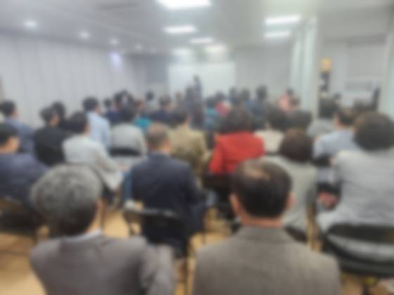 A씨 등에게 피해를 본 이들은 대부분 고령층으로, 전체 피해자 중 50대 이상이 88.4%에 해당한다. 설명회에 참석한 피해자들의 모습. 사진 서울경찰청