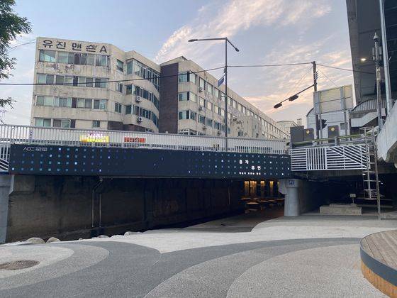 서대문구 홍제천변에서 바라본 유진상가의 모습. [사진 서울시]