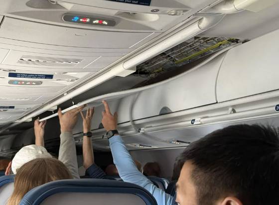 델타항공의 보잉 717 항공기에서 내부 천장 패널이 떨어져 승객들이 직접 손으로 붙잡고 있는 모습. 사진 레딧 캡처