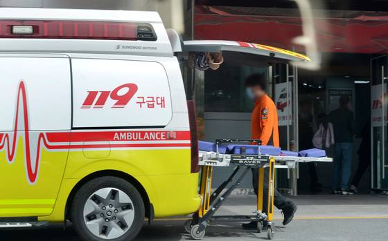지난달 17일 오후 대전의 한 대학병원 응급실 앞에 환자를 이송한 119구급차가 주차돼 있다. 프리랜서 김성태