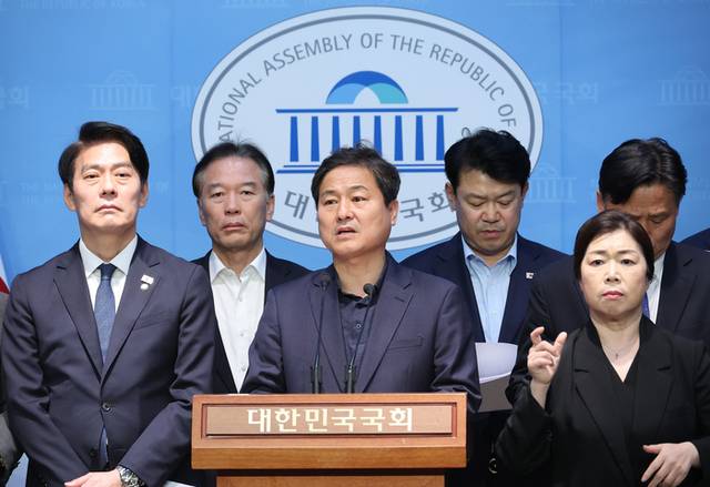 ▲ 더불어민주당 전정권정치탄압대책위원회 위원들이 24일 서울 여의도 국회 소통관에서 문재인 전 대통령 기소 관련 긴급 기자회견을 하고 있다. 연합뉴스