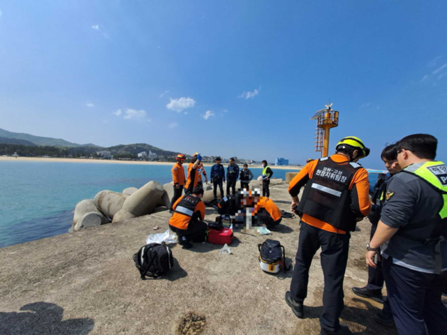 ▲ 24일 오후 2시 8분쯤 고성군 죽왕면 공현진 해수욕장에서 해상정비업체 직원이 수심 측정을 하다 물에 빠져 숨졌다. 강원소방본부 제공