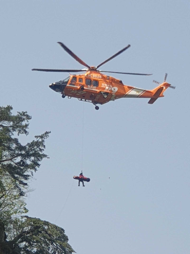 ▲ 24일 오전 10시 16분쯤 춘천시 남산면 강촌리에서 암벽등반을 하던 70대 남성이 3m 아래로 추락해 소방헬기에 의해 병원으로 이송됐다. 강원소방본부 제공