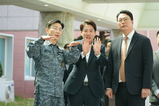 ▲ 개혁신당 이준석 대선후보가 24일 국군대전병원에서 군 의료현장을 점검하며 이국종 원장과 대화하고 있다. 이준석 캠프 제공