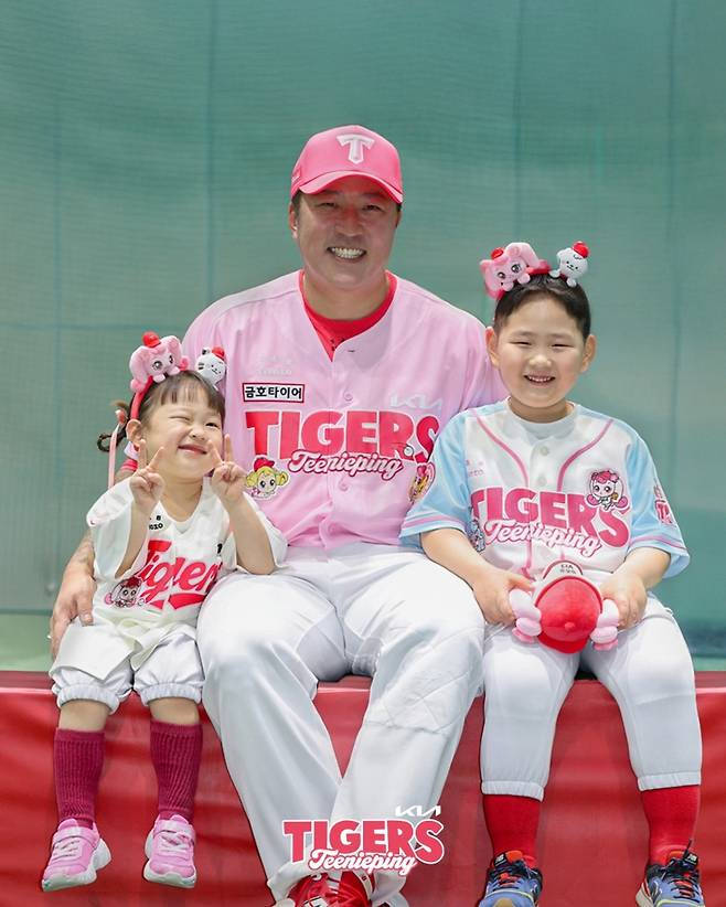 ▲티니핑 컬래버 유니폼을 입은 최형우와 그의 자녀들 [KIA 타이거즈]