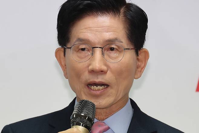 국민의힘 김문수 대선 경선 후보가 22일 서울 여의도 대하빌딩 선거 사무소에서 청년 부동산 문제 관련 공약 발표 기자회견을 하고 있다. 연합뉴스