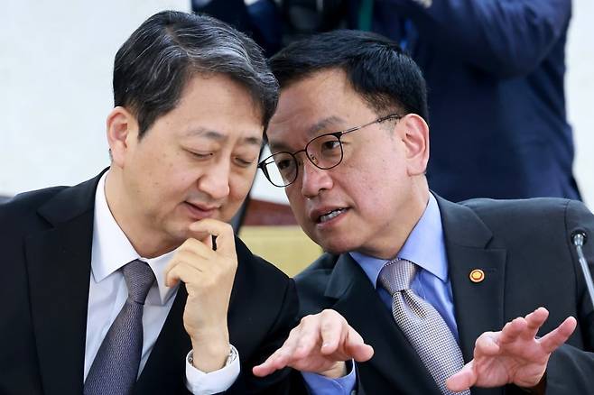 '한미 2+2 통상 협의' 정부 합동 대표단 공동 수석대표를 맡은 최상목 경제부총리 겸 기획재정부 장관(오른쪽)과 안덕근 산업통상자원부 장관이 21일 정부서울청사에서 열린 경제안보전략 태스크포스(TF) 회의에 참석해 논의하고 있다.  사진=연합뉴스