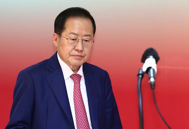 홍준표 국민의힘 대선 경선 후보가 24일 오전 서울 여의도 선거사무소에서 경선 관련 긴급 기자회견을 하기 위해 입장하고 있다. /뉴스1