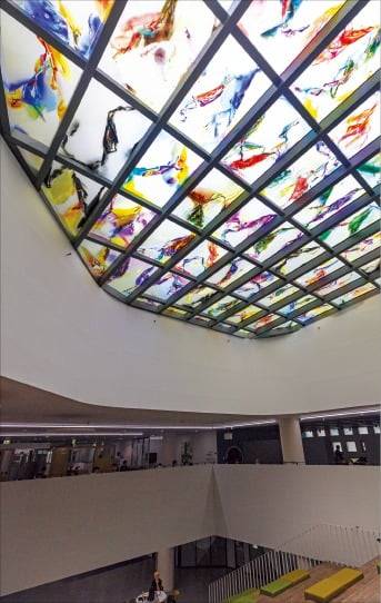 KAIST 대전 본원에 설치된 ‘빛의 소명’ /KAIST 제공