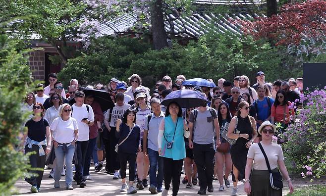 서울 종로구 종묘를 찾은 외국인관광객들이 5년간의 보수 작업을 마치고 개방된 정전으로 향하고 있다. 사진=뉴스1