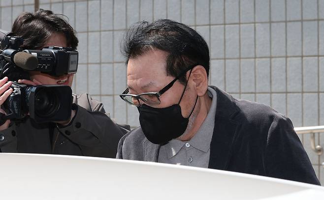 2018년 지방선거 당시 불법 정치자금을 수수한 혐의로 기소된 무속인 일명 ‘건진법사’ 전성배씨가 지난 7일 서울 양천구 서울남부지법에서 열린 불법 정치자금 수수 의혹 관련 재판을 마친 뒤 법원 청사를 나와 차에 타고 있다. 연합뉴스