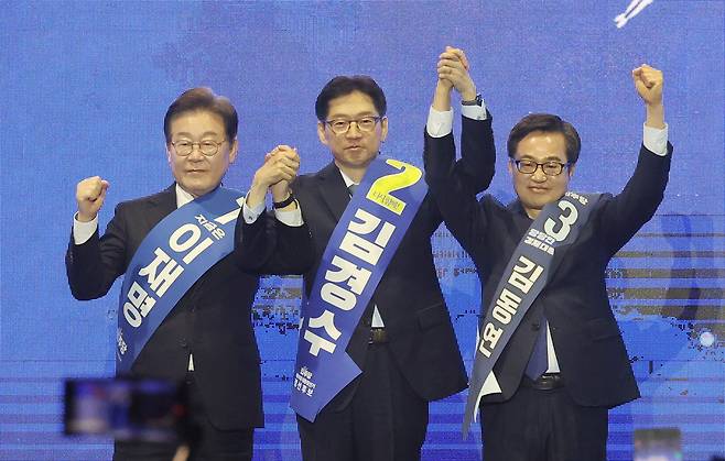 이재명, 김경수, 김동연 더불어민주당 대선 경선 후보들(사진 왼쪽부터)이 지난 20일 울산시 울산전시컨벤션센터에서 열린 영남권 합동연설회에서 인사하고 있다. 연합뉴스