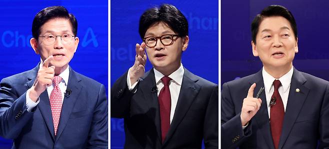 국민의힘 대선 2차 경선 진출자인 김문수 후보(왼쪽 사진)와 한동훈 후보가 24일 서울 종로구 채널A 스튜디오에서 일대일 맞수 토론을 하고 있다. 이어 안철수 후보(오른쪽 사진)가 김 후보와 토론을 하고 있다. 국회사진기자단