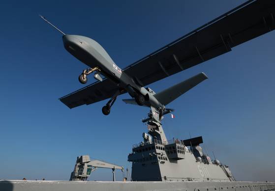 General Atomics' unmanned aerial vehicle prototype flies over a Dokdo-class amphibious assault ship on Nov. 12. [JOINT PRESS CORPS]
