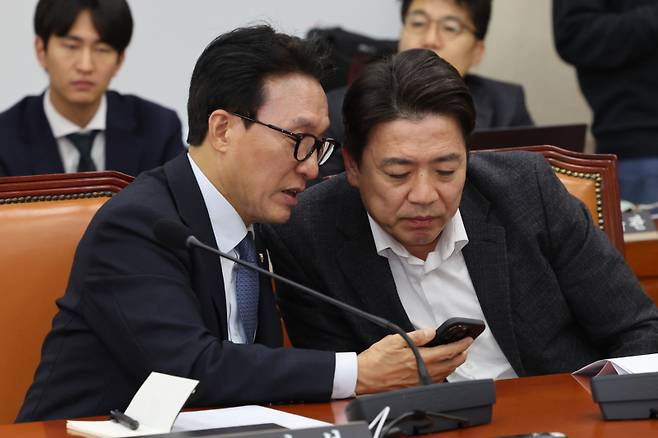 지난해 12월6일 오후 국회 국방위원회 전체회의에서 더불어민주당 김민석 의원과 부승찬 의원이 대화하고 있다. 연합뉴스