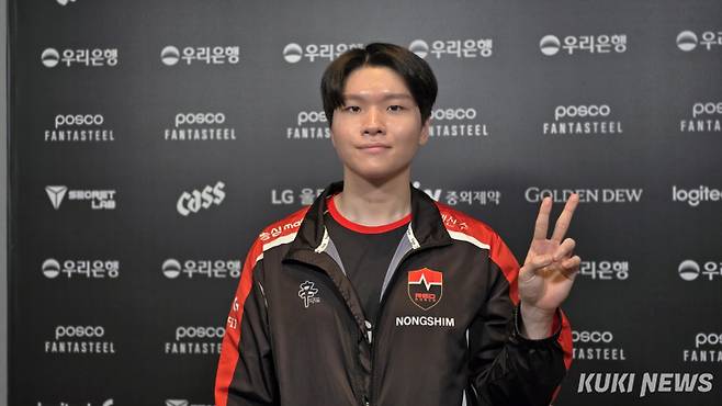 ‘킹겐’ 황성훈이 23일 오후 7시 서울 종로구 롤파크 LCK 아레나에서 열린 ‘2025 LCK’ 정규시즌 1라운드 BNK 피어엑스와 경기가 끝난 뒤 쿠키뉴스와 만나 인터뷰하고 있다. 김영건 기자