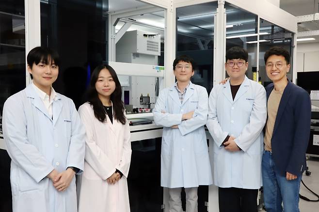 고효율 다중 유전자 편집기술을 개발한 한국생명공학연구원 이대희 박사(오른쪽) 연구팀. 한국생명공학연구원