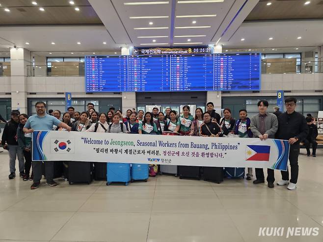 인천국제공항 입국장에서 필리핀 바왕시 계절근로자들이 정선군 공공형 계절근로자 프로그램 참여를 위해 입국한 뒤 기념촬영을 하고 있다. (사진=정선군)