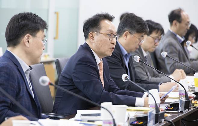 박민수 보건복지부 2차관이 24일 제8차 건강보험정책심의위원회를 개최하고 포괄 2차 종합병원 지원 사업 추진 계획을 발표했다. 보건복지부 제공