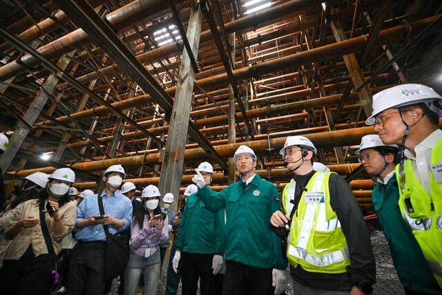 오세훈 서울시장이 23일 서울 강남구 영동대로 지하공간 복합개발 건설공사 현장을 찾아 안전시설을 점검하고 있다. 연합뉴스