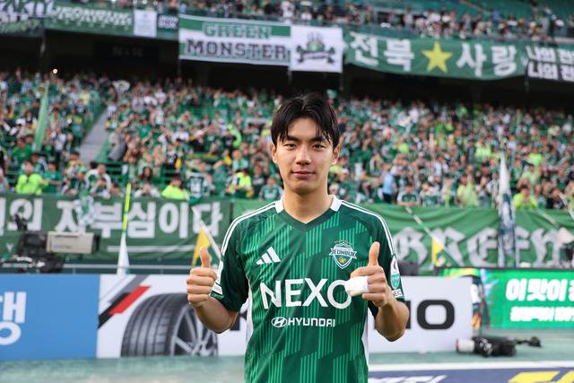 전북 현대 전진우가 20일 전주월드컵경기장에서 열린 대구FC와의 2025 프로축구 K리그1 경기를 마친 뒤 득점자 세리머니를 하고 있다.   한국프로축구연맹 제공