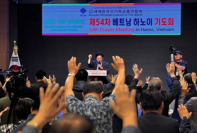 제54차 세기총 한반도 자유·평화통일 기도회 참석자들이 23일 베트남 하노이 그랜드K호텔에서 손을 들어 기도하고 있다.