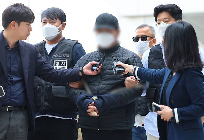 서울 강북구 미아동 한 마트에서 흉기 난동을 부린 30대 남성 A씨가 24일 구속전 피의자심문(영장실질심사)을 받기 위해 서울북부지법으로 출석하고 있다. 연합뉴스