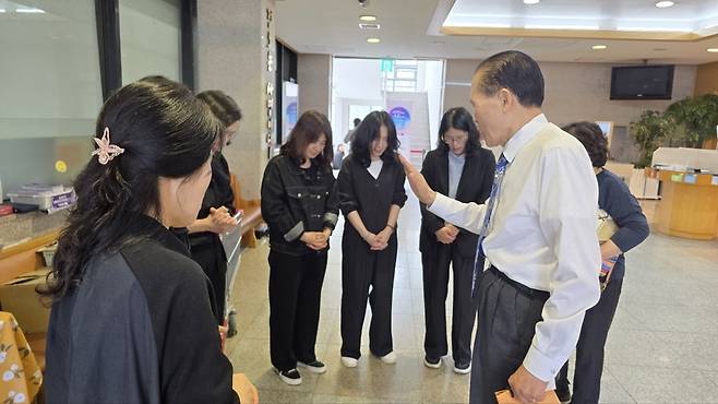 이영환 목사가 봉사자들을 위해 기도하고 있다.