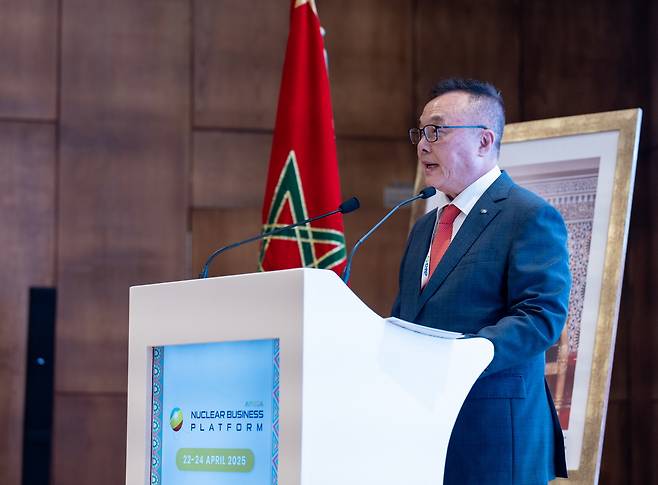 황주호 한국수력원자력 사장(사진)이 23~24일(현지시간) 아프리카 모로코 라바트에서 열린 '아프리카 원자력 콘퍼런스(AFNBP) 2025'에 참석해 '한국의 원자력 전문성과 아프리카 원자력 에너지의 미래를 위한 협력'을 주제로 기조연설을 하고 있다. 한국수력원자력 제공