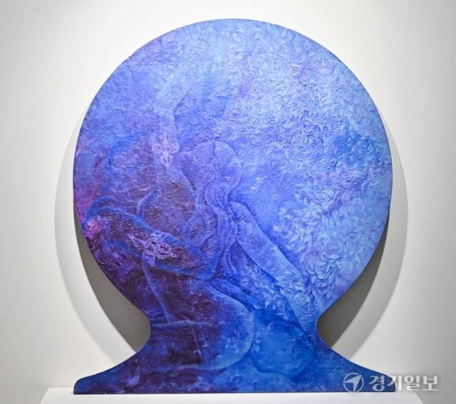 아트린 뮤지엄 Space of Meditation 전시 중 남녀의 사랑과 자연, 빛을 표현한 작품인 ‘신의 빛’. 작품은 오메가 모양으로 형성돼 있다. 홍기웅기자