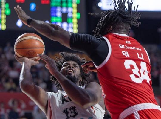 힘과 힘의 대결. 사진[연합뉴스]