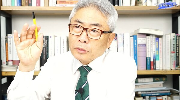 ▲정규재 전 한국경제신문 주필이 지난 23일 방송된 유튜브 정규재TV에서 이재명 더불어민주당 대선 경선 후보와 21일 저녁 만난 사실과 대화 내용을 공개하고 있다. 사진=정규재TV 영상 갈무리