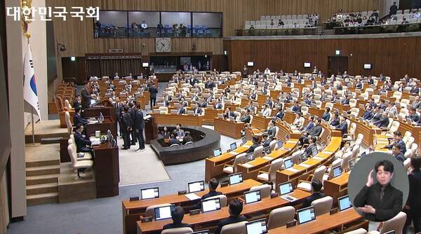▲권성동 국민의힘 원내대표가 24일 본회의장에서 한덕수 대통령 권한대행을 질타하는 우원식 국회의장에 강력 항의하고 있다. 사진=국회 영상회의록 갈무리