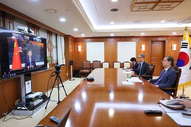 한덕수 대통령 권한대행 국무총리가 23일 밤(한국시간) 정부서울청사에서 화상으로 개최된 ‘UN 기후 정상회의’에 참석해 시진핑 중국 국가주석의 발언을 듣고 있다. [국무총리실]
