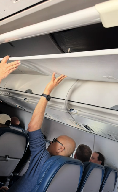 승객들이 천장 패널을 손으로 받치고 있다. [사진 = 루카스 마이클 페인 틱톡]