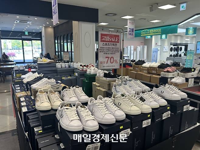 홈플러스 상동점에서 할인 판매 중인 신발. [변덕호 기자]