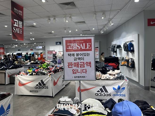 홈플러스 상동점 2층에선 스포츠 브랜드 행사가 진행 중이었다. [변덕호 기자]