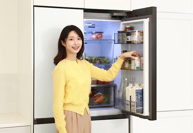 삼성전자가 ‘푸드 쇼케이스’ 도어를 적용한 ‘비스포크 AI 하이브리드 키친핏 맥스’ 냉장고를 선보였다. 삼성전자