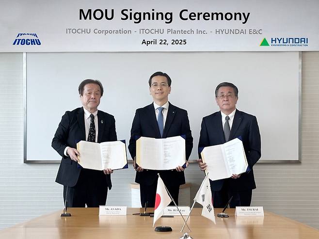 지난 22일 일본 도쿄에 위치한 이토추상사 본사에서 이한우 현대건설 대표(가운데)와 쓰바이 히로유키 이토추상사 부사장(오른쪽), 아사다 야스히코 이토추 플랜테크 사장이 신사업과 관련해 업무협약을 체결하고 있다. 현대건설