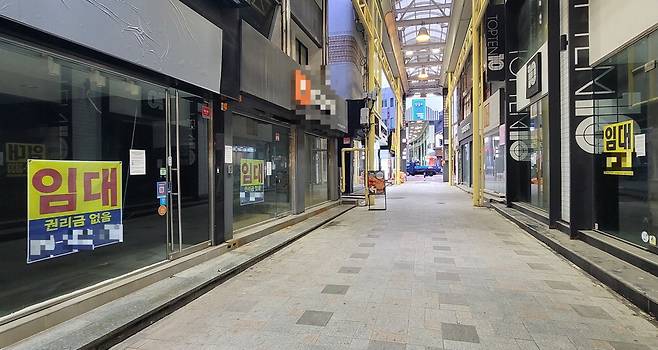 제주도민과 관광객들로 북적이며 '제주의 명동'으로 불렸던 칠성로 상점가는 '임대'가 붙은 공실이 많을 만큼 침체를 겪고 있다. 제주 고경호 기자
