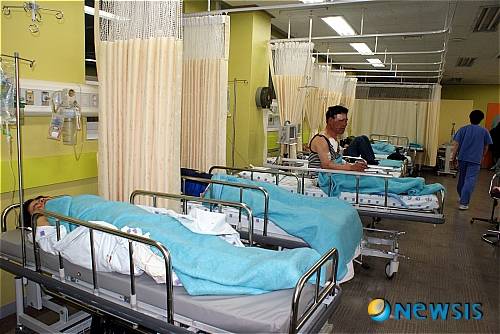 2011년 4월24일 오후 5시40분경 경북 성주군 수륜면 신파리 지방도에서 대전 모 산악회 회원 등 43명이 탄 관광버스가 가드레일을 들이받고 커브길 옹벽 8m 아래로 추락 전복되는 사고가 발생했다. 사진은 왜관 혜원성모병원에서 치료중인 부상자들. /사진=뉴시스