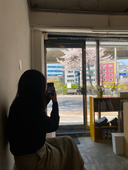 사진을 찍은 듯 내게 남아 있는 장면들. 봄꽃을 바라보는 아내의 아늑한 뒷모습. 이게 내 행복의 전부라 해도 좋겠다고. /사진=남형도 기자