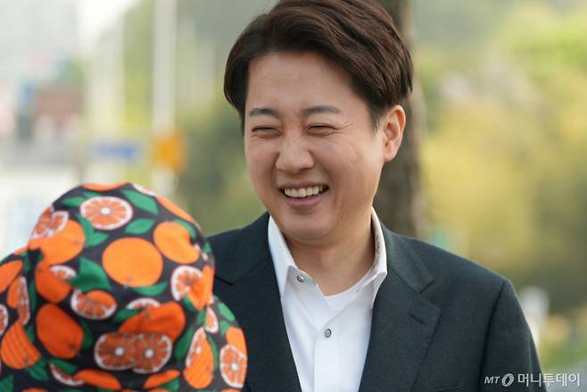 (대전=뉴스1) = 이준석 개혁신당 대선 예비후보가 24일 오전 대전 북대전IC에서 출근길 시민들을 향해 인사를 하고 있다. (이준석 캠프 제공, 재판매 및 DB 금지)  2025.4.24/뉴스1  Copyright (C) 뉴스1. All rights reserved. 무단 전재 및 재배포,  AI학습 이용 금지. /사진=(대전=뉴스1)
