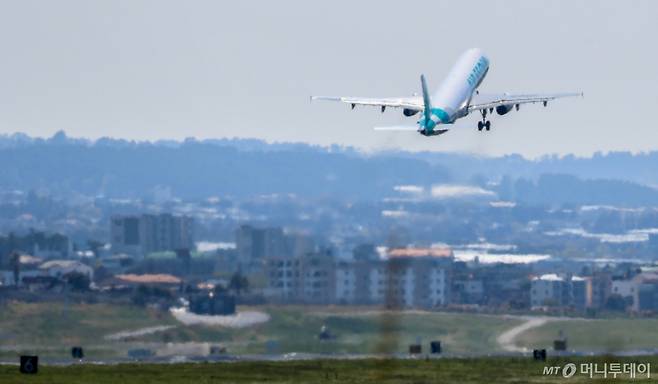 [제주=뉴시스] 우장호 기자 = 15일 오전 8시15분께 제주공항 활주로 이륙 준비를 하던 에어서울 RS902편 안에서 폐소공포증을 호소한 승객이 비상문을 열어 비상탈출용 슬라이드가 펼쳐저 항공기가 이륙을 포기하는 사고가 발생했다.  비상탈출 슬라이드가 개방되자 기동 불능상태가 된 항공기는 멈춰 섰고, 한국공항공사는 견인차로 이 항공기를 주기장으로 옮겼다. 이날 오후 에어서울 RS902편이 정비를 마치고 목적지인 김포공항으로 출발하고 있다. 2025.04.15. woo1223@newsis.com /사진=우장호