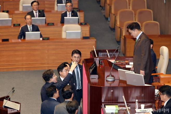 우원식 국회의장이 24일 오전 서울 여의도 국회 본회의장에서 2025년도 제1회 추가경정예산안에 대한 정부의 시정연설을 마친 한덕수 대통령 권한대행에게 유감을 표하자, 권성동 국민의힘 원내대표가 우 의장에게 항의하고 있다. 2025.04.24. photo@newsis.com /사진=김호웅