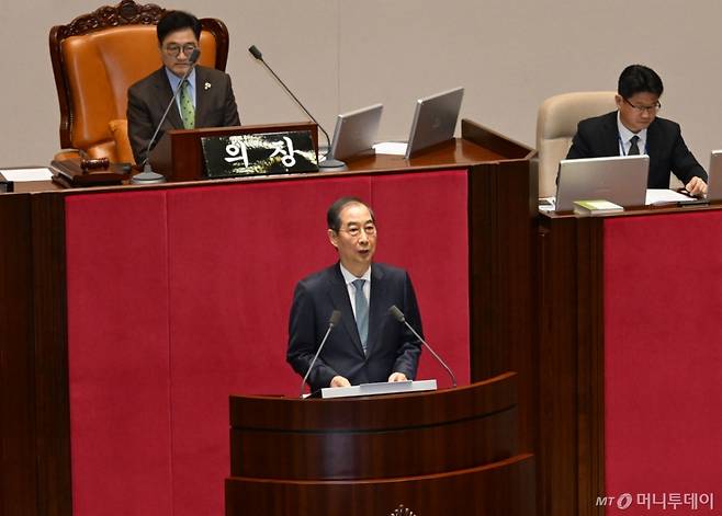 한덕수 대통령 권한대행 국무총리가 24일 오전 서울 여의도 국회 본회의장에서 열린 제424회 국회(임시회) 제6차 본회의에서 2025년도 제1회 추가경정예산안에 대한 정부의 시정연설을 하고 있다.(공동취재)2025.4.24/사진=뉴스1 /사진=(서울=뉴스1) 이재명 기자