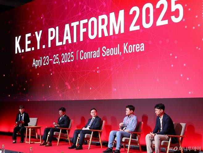김유경 머니투데이 정보미디어과학부장, 오태석 한국과학기술기획평가원 원장, 이식 한국과학기술정보연구원 원장, 윤지원 에스디티 대표이사, 최석재 테크놀러지 그룹 상무(왼쪽부터), 24일 영등포구 콘래드 서울 호텔에서 머니투데이 주최로 진행된 '2025 키플랫폼' 특별세션에서 '한국 과학기술과 첨단산업의 미래'에 대해 특별좌담을 하고 있다. /사진=김창현 기자 chmt@